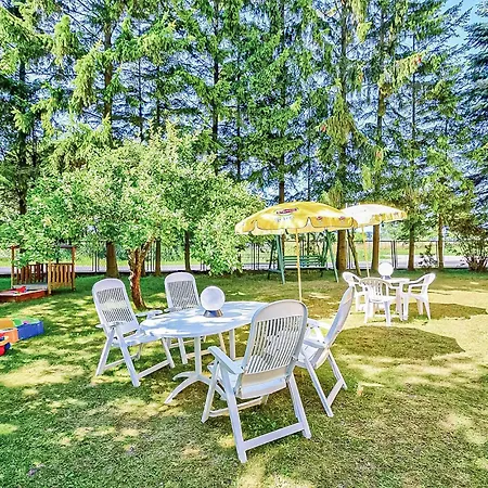 4 Bedroom Cozy In Nyaraló Grzybowo